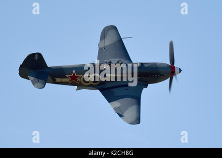 Will Greenwood fliegt seinen Jakovlev Yak 3-Jäger bei der Flugschau Little Gransden Children in Need Stockfoto