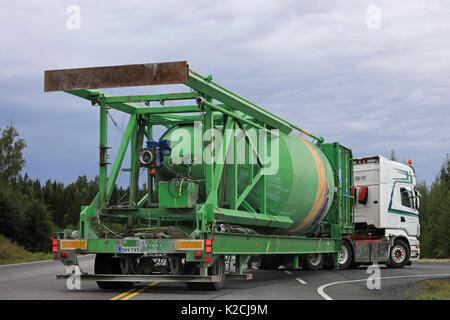 Mariehamn, Finnland - 25. AUGUST 2017: Weiße Scania Lkw von Wind und große Silo Anhänger für trockene Schüttgüter dreht sich von rechts auf der Straße. Stockfoto