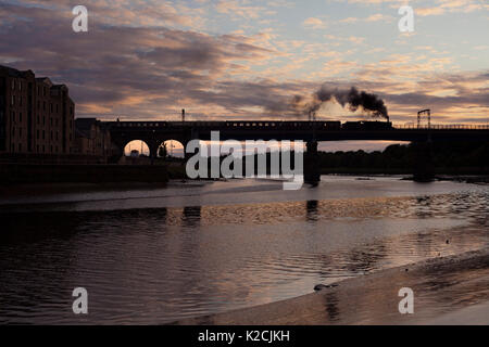 West Coast Eisenbahn Dampflok 45231 Die Sherwood Forrester kreuze Carlisle bridge (Lancaster, Fluss Lune) Stockfoto