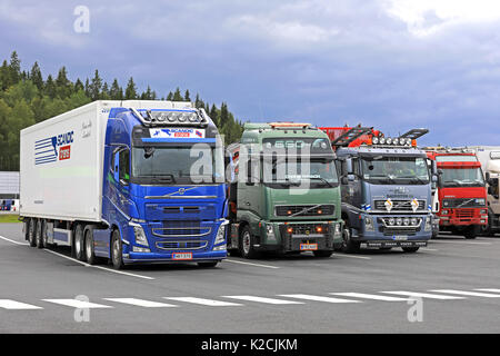 Mariehamn, Finnland - 25. AUGUST 2017: Bunte Volvo FH Lkw auf dem Asphalt Hof von einem Truck Stop geparkt ist, blinkt die grüne truck Zusatzscheinwerfer kurz Stockfoto