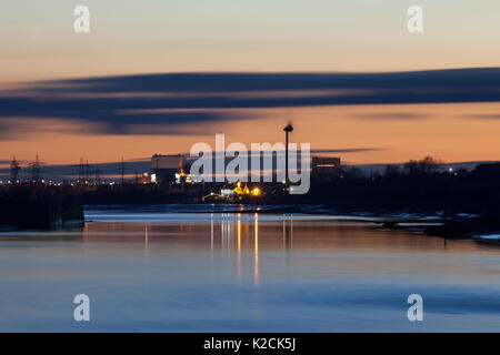 09/03/2016 Golden Ball in & Heysham Kraftwerk mit Fluss Lune Stockfoto