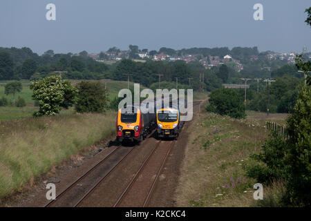 Virgin voyager Zug eine erste Transpennine Express Klasse 185 bei Horwich Parkway (nördlich von Bolton) Stockfoto