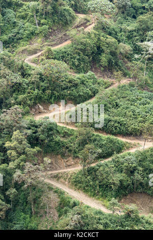 Steile Straße auf der Bergseite in den ecuadorianischen Anden Stockfoto