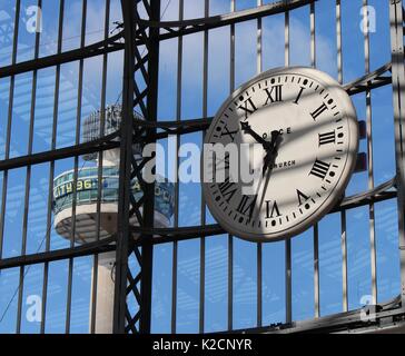 Lime Street Station, Wecker und Radio City Tower, Liverpool, Merseyside, UK Stockfoto