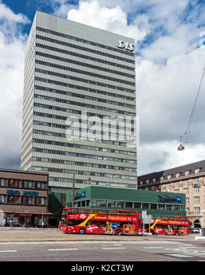 SAS Radisson Blu Royal Hotel an der Vesterbrogade in Kopenhagen Dänemark Europa mit City Sightseeing Busse Stockfoto