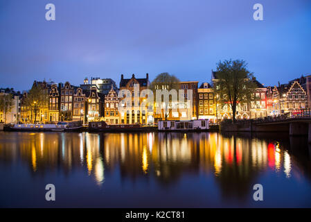 Amsterdam, Niederlande - 21 April, 2017: Blick auf die Grachten von Amsterdam und Böschungen entlang in der Nacht. Stockfoto