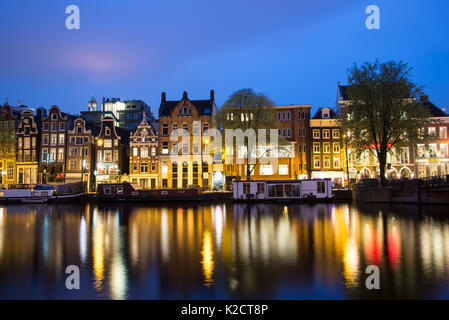 Amsterdam, Niederlande - 21 April, 2017: Blick auf die Grachten von Amsterdam und Böschungen entlang in der Nacht. Stockfoto