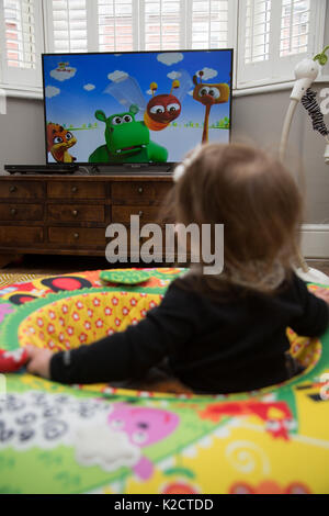 8 Motte altes Baby Fernsehen Stockfoto