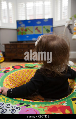 8 Motte altes Baby Fernsehen Stockfoto