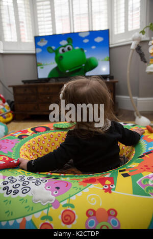 8 Motte altes Baby Fernsehen Stockfoto