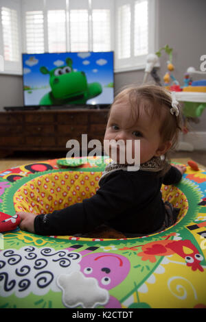 8 Motte altes Baby Fernsehen Stockfoto