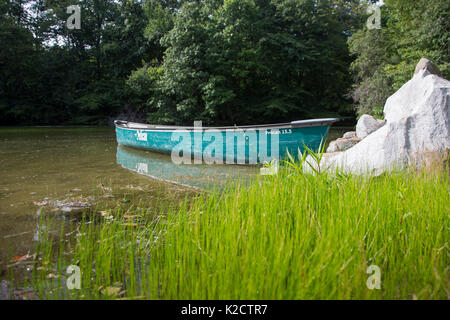 Kanu an der Seite von einem See in Upper Saddle River, New Jersey Stockfoto