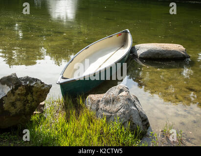 Kanu an der Seite von einem See in Upper Saddle River, New Jersey Stockfoto