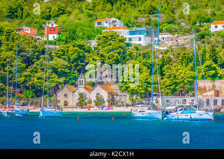 Direkt am Meer auf der Insel Vis, Komiza Stadt Küste Landschaft. Stockfoto