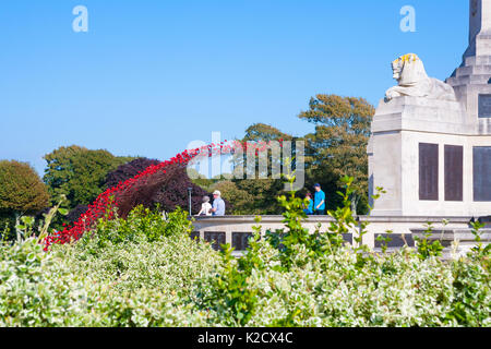 Mohnblumen Wave kunst Installation bei Plymouth Marine Memorial. Von Paul Cummins Artist und Tom Piper Designer. Hoe, Plymouth, Devon, England Großbritannien GB Stockfoto