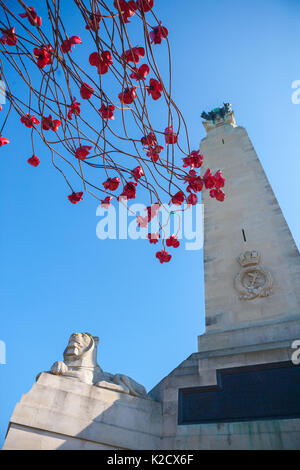 Mohnblumen Wave kunst Installation bei Plymouth Marine Memorial. Von Paul Cummins Artist und Tom Piper Designer. Hoe, Plymouth, Devon, England Großbritannien GB Stockfoto