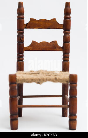 Altes holz Vintage Retro Classic klein braun handgefertigte aufgewickelt, geschnitzte eleganter Stuhl mit dekorativen Elementen auf weißem Hintergrund. Stockfoto