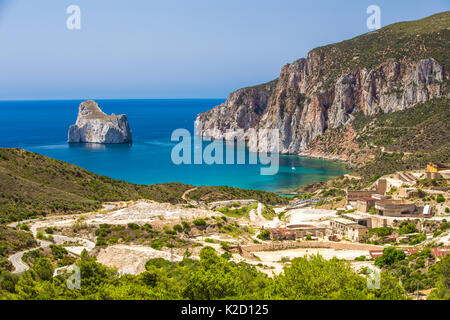 Spaggia di Masua Strand und Pan di Zucchero, Costa Verde, Sardinien, Italien. Stockfoto