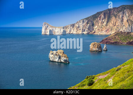 Spaggia di Masua Strand und Pan di Zucchero, Costa Verde, Sardinien, Italien. Stockfoto