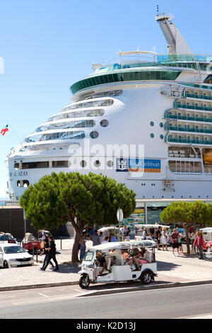 Royal Caribbean Navigator of the Seas, Voyager klasse ein Kreuzfahrtschiff in Lissabon Portugal angedockt Stockfoto