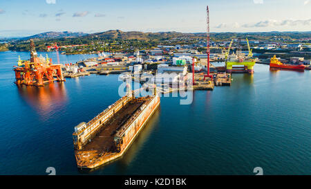 Öl-Plattformen unter Wartung in der Nähe von Bergen, Norwegen. Stockfoto