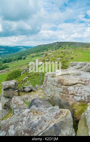 Blick von baslow Kante in Richtung Curbar Kante, Nationalpark Peak District, Derbyshire, England, Großbritannien, Juli. Stockfoto