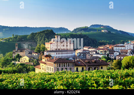 Dorf von Barolo mit Barolo-Burg, Castello di Barolo, Piemont, Italien Stockfoto