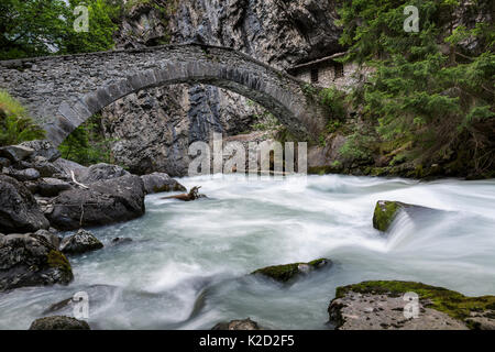 Alte Brücke über Verney Dora in Pre Saint Didier, Val d'Aosta, Italien Stockfoto