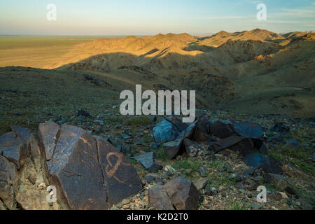 Tier petroglyphen zwischen 5.000-15.000 Jahre alt vor Jahren, Khavtsgait Petroglyph Berg, Wüste Gobi, Govi Gurvan Saikhan Nationalpark, im Süden der Mongolei. Juni 2015. Stockfoto