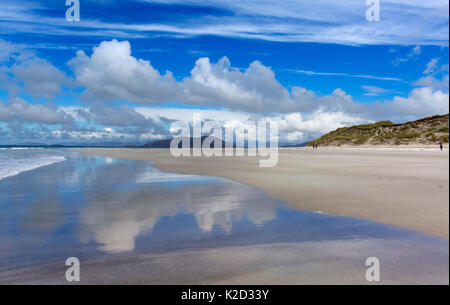 Der Strand und das Meer bei Ebbe, traigh Lar, North Uist, Hebriden, Schottland, Großbritannien, Juni 2015. Stockfoto