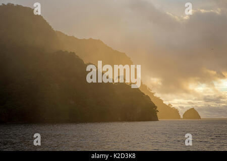 Nebel steigt nach Regenfällen auf der Insel, Cocos Island National Park, Costa Rica. September 2012. Stockfoto