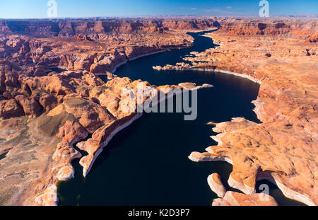 Luftbild des Lake Powell, in der Nähe von Page, Arizona und Utah Grenze, USA, Februar 2015. Lake Powell ist ein Stausee auf dem Colorado River, und ist der zweitgrößte künstliche See der USA. Stockfoto