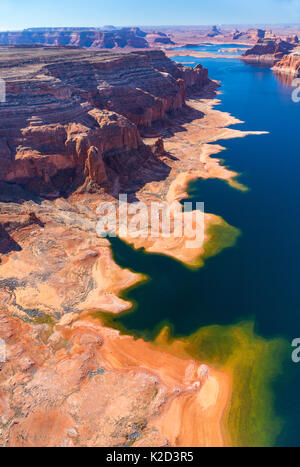 Luftbild des Lake Powell, in der Nähe von Page, Arizona und Utah Grenze, USA, Februar 2015. Lake Powell ist ein Stausee auf dem Colorado River, und ist der zweitgrößte künstliche See der USA. Stockfoto