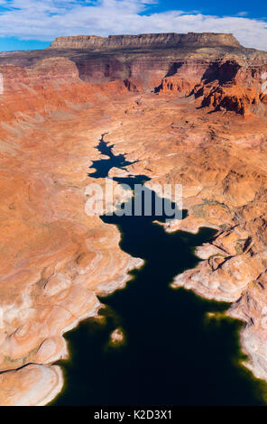 Luftbild des Lake Powell, in der Nähe von Page, Arizona und Utah Grenze, USA, Februar 2015. Lake Powell ist ein Stausee auf dem Colorado River, und ist der zweitgrößte künstliche See der USA. Stockfoto