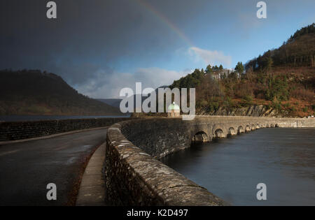 Regenbogen über dem Garreg Ddu Damm, in der Elan Valley in der Nähe von Rhayader, Powys, Mid Wales, April 2013. Stockfoto