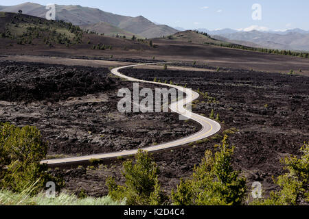 Straße durch den großen Waschbecken entlang der großen Riff, Krater des Mondes National Monument, Idaho, USA, Juni 2015. Stockfoto