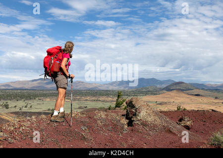 Vicky Frühjahr wandern die Wilderness Trail im Krater des Mondes National Monument, Idaho, USA, Juli 2015. Model Released. Stockfoto