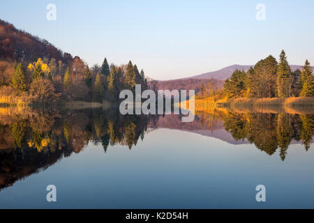 Spiegel Reflexionen bei Sonnenuntergang in der "Oberen Seen" Region des Nationalparks Plitvicer Seen, Kroatien. November 2015. Stockfoto