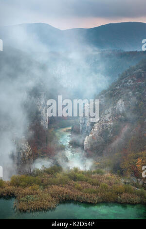 Kalkstein Schlucht unterhalb der Wasserfälle astavci', Nationalpark Plitvicer Seen, Kroatien. November. Stockfoto