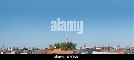 Dachterrasse mit Blick über Berlin City, Berlin Skyline mit Fernsehturm und blauer Himmel Stockfoto