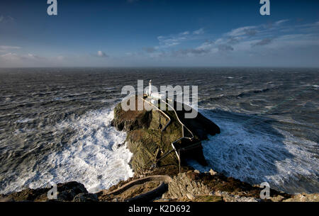 South Stack Lighthouse und RSPB Reservat, in einem Sturm, Anglesey, Wales Mai 2012 Stockfoto