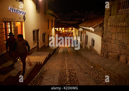 Engen steilen gepflasterten Straße von Cuesta del Almirante bei Nacht, Cusco, Peru, Südamerika Stockfoto