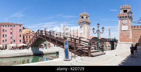 Panorama-Blick auf Arsenale oder Arsenal und Ponte de l'Arsenale o del Paradiso, Venedig, Italien, mit einer Frau, die auf dem Foto steht, Stockfoto