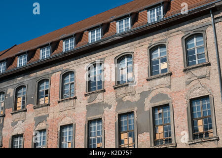 Altbau Fassade in Berlin vor der Restaurierung - beschädigte Fassade Stockfoto