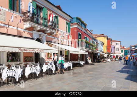 Die bunten Haupteinkaufsviertel von Burano, Venedig, Italien mit Restaurants, Geschäften und Souvenirläden. Es gibt ein paar Leute, aber Stockfoto