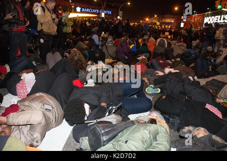 Schwarze Leben Angelegenheit Aktivisten einen Würfel-in bei Barclays Center protestieren nicht's Grand Jury - Anklage in der Eric Fall Garner erlassen. Stockfoto