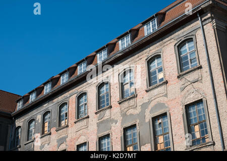 Alte Gebäude Exterieur in Berlin vor der Restaurierung - beschädigte Fassade Stockfoto