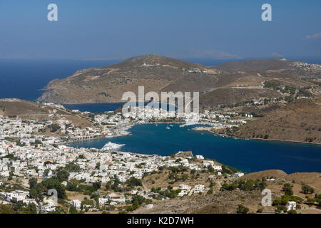 Landschaft von Skala Hafen, Patmos, Dodekanes, Griechenland, August 2013. Stockfoto