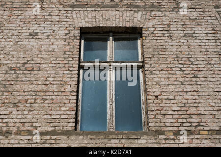 Alte hölzerne Öffnen auf heruntergekommenen Gebäude Fassade - Stockfoto