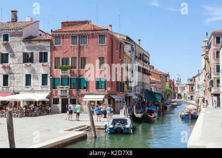 Malerische Campo San Barnaba und Rio de San Barnaba, Dorsoduro Venedig, Venetien, Italien mit Gondeln im Kanal und Touristen günstig Essen Stockfoto